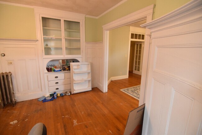 Building Photo - 1887 Beacon St