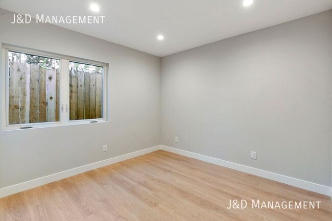 Building Photo - Brand New Build - Beautiful New Townhome
