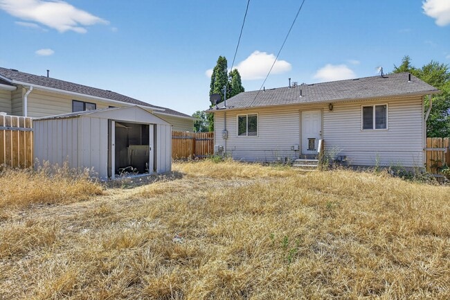 Building Photo - HUGE 6 bed 3 bath Home in Pocatello
