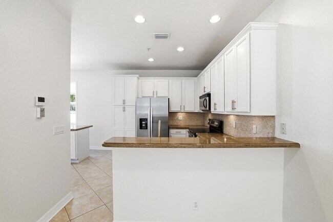 Building Photo - 127 E Thatch Palm Cir
