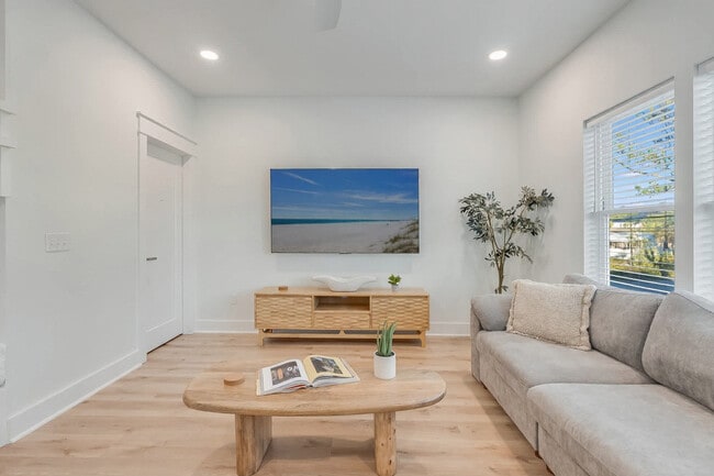 Building Photo - 223 E Lakeshore Dr