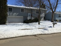 Building Photo - 4BR 2.5ba house on Westside of Iowa City -...