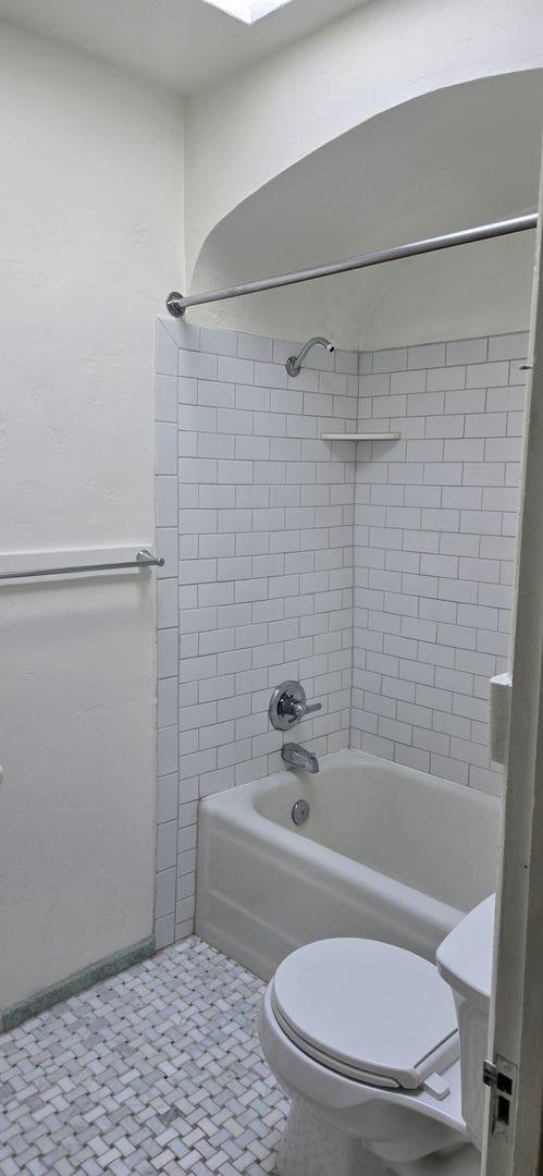 Building Photo - Downtown 2 bedroom apartment in triplex