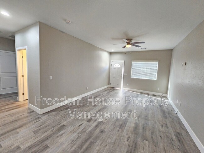 Building Photo - 1111 Sixshooter Ave
