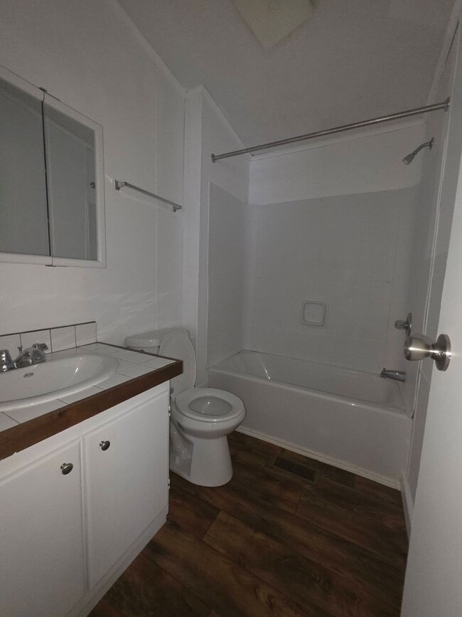 Building Photo - Ready to Move in