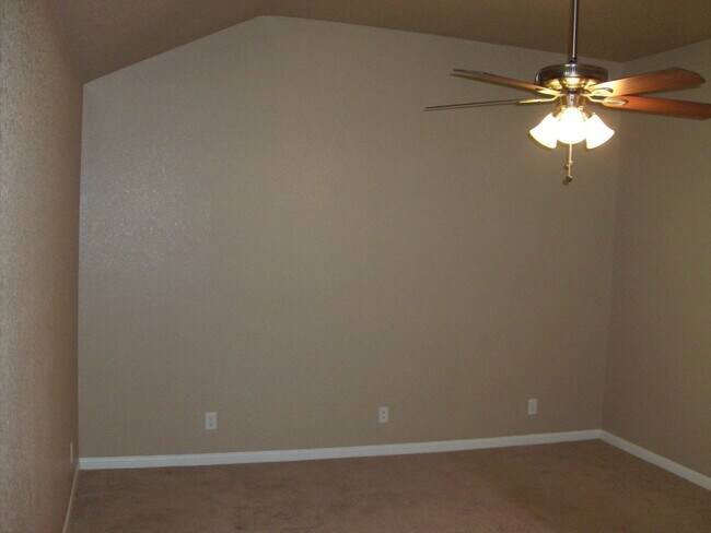 Building Photo - Spacious Duplex for Rent – Close to Clear ...