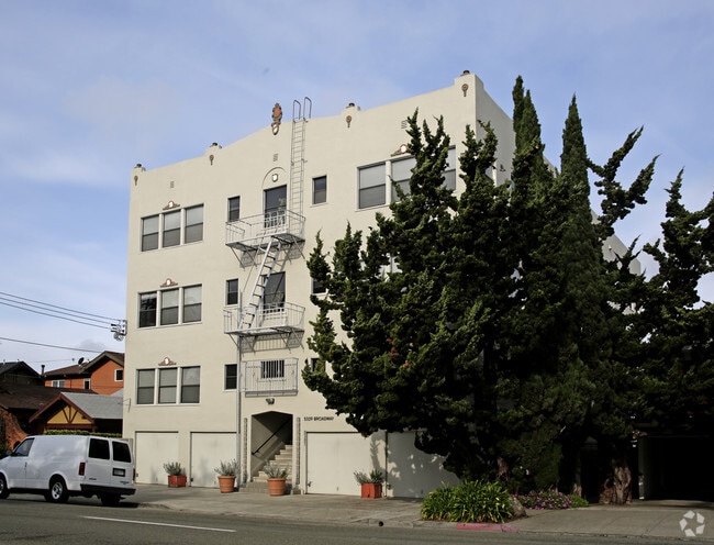 Building Photo - 5339 Broadway