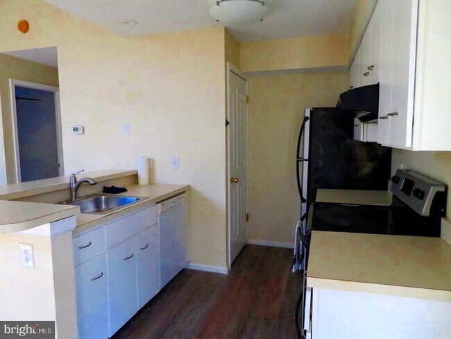 Building Photo - 208 Foxmeadow Dr