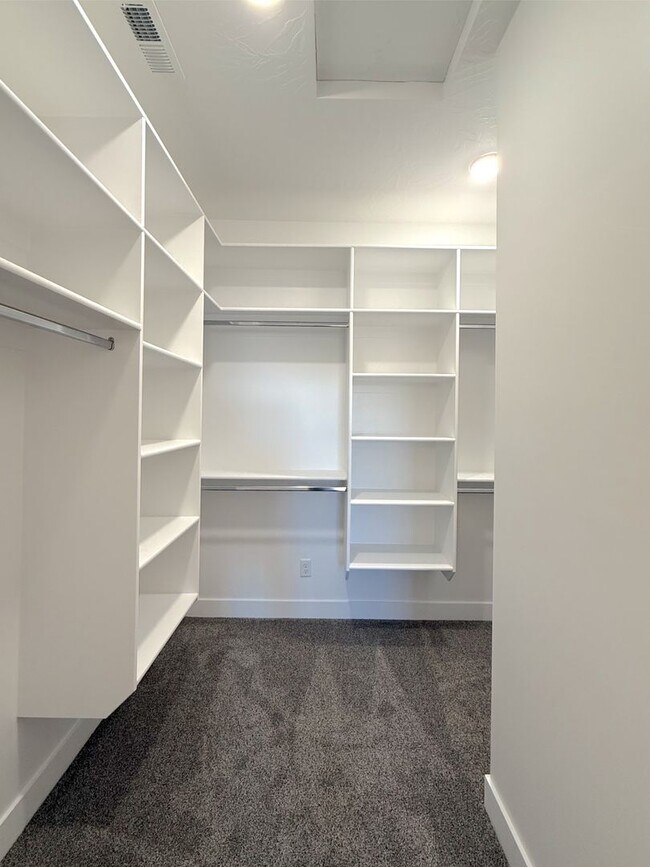 Building Photo - Brand New 3 bed, 2.5 Bath 1 car garage Townhome