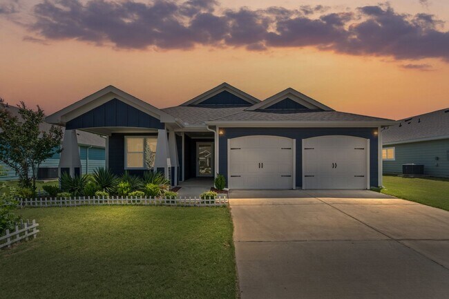 Building Photo - Craftsman in Cleburne