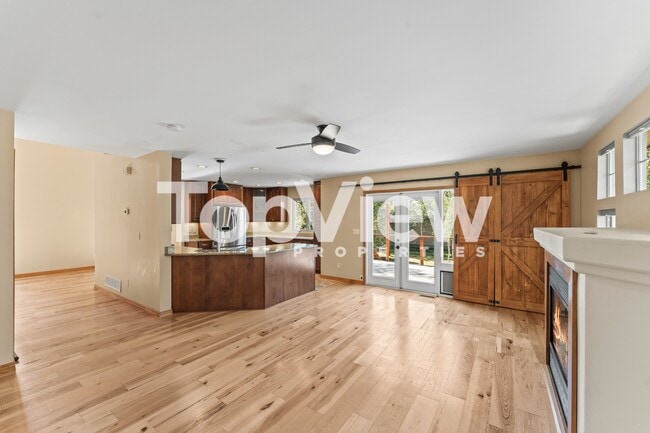 Building Photo - 2205 Valley View Dr