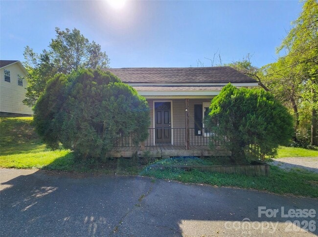 Building Photo - 121 Willow Ln NW