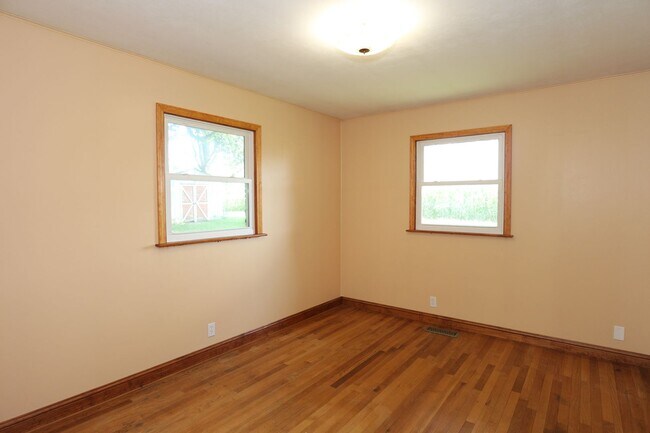 Building Photo - Country Rambler on Large Lot!