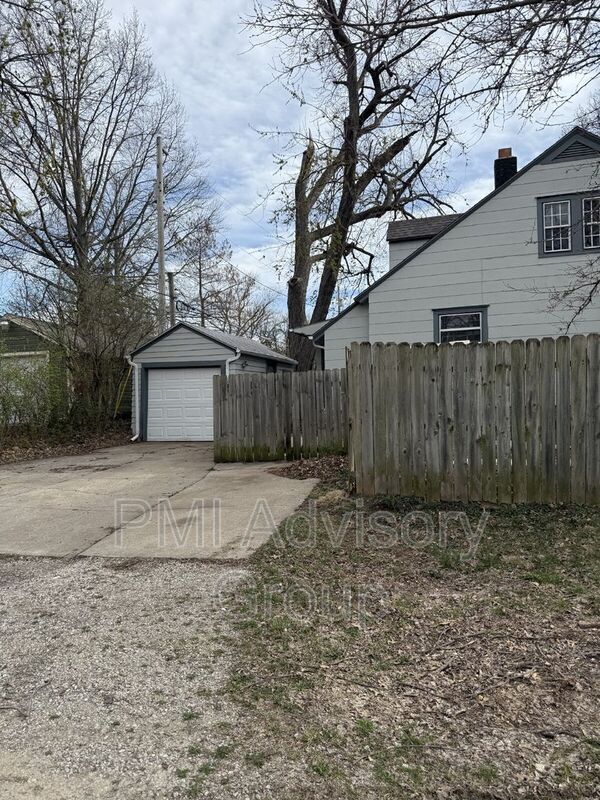 Building Photo - 700 SW Macvicar Ave