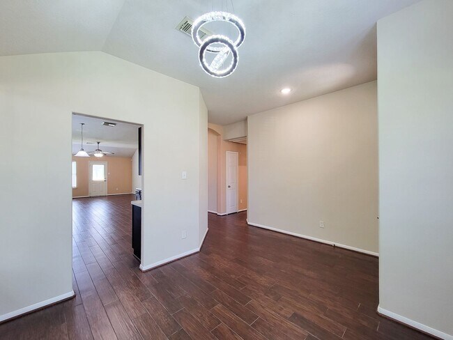 Building Photo - BEAUTIFUL 3 BEDROOM 2 BATH WITH WOOD TILE THROUGHOUT THE HOUSE!