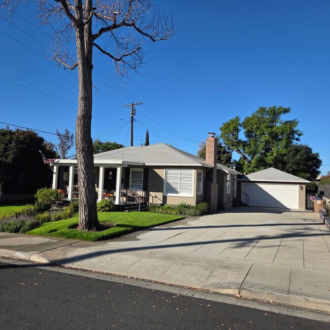 Building Photo - 1121 N Cambridge Ave