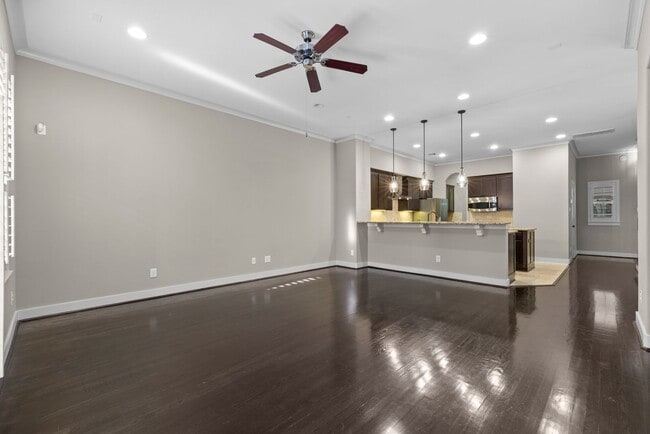 Building Photo - Stunning Single-Family Home in the Heart o...