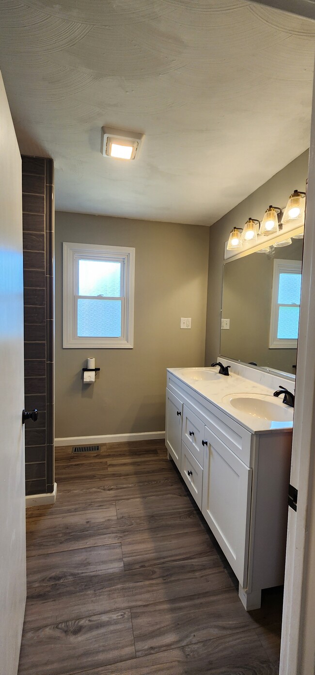 Building Photo - Woodland Hills