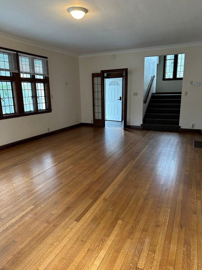 Living Room - 1003 E Washington St