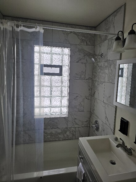 Building Photo - 7816 W Lisbon Ave