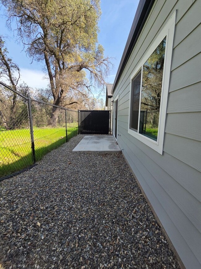 Building Photo - Brand New Build on Old Alturas - ALL Electric with City of Redding Solar!