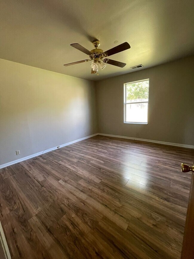 Building Photo - 3 Bed 2 Bath House For Rent in Winfield, MO