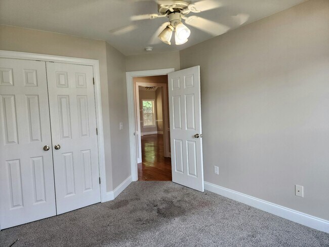 Building Photo - 381 Rosemount Dr