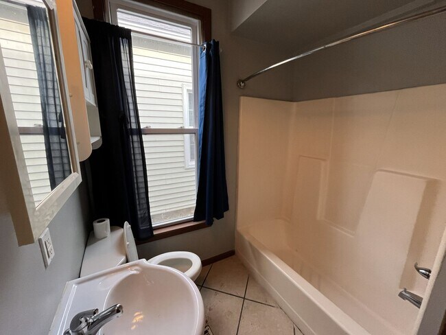 Building Photo - 2 Bedroom House For Rent