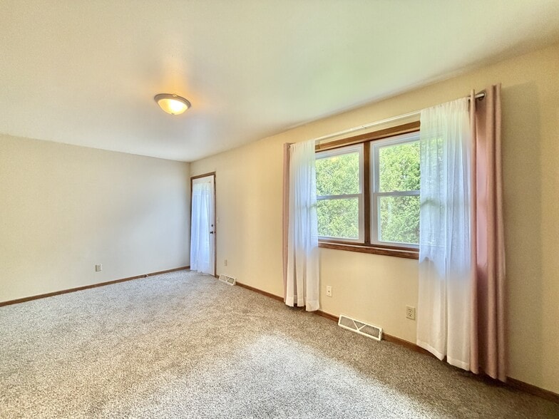 Building Photo - 2658 Chesapeake Dr