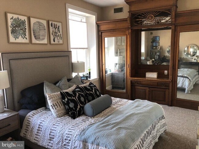 Building Photo - 1906 Fairmount Ave