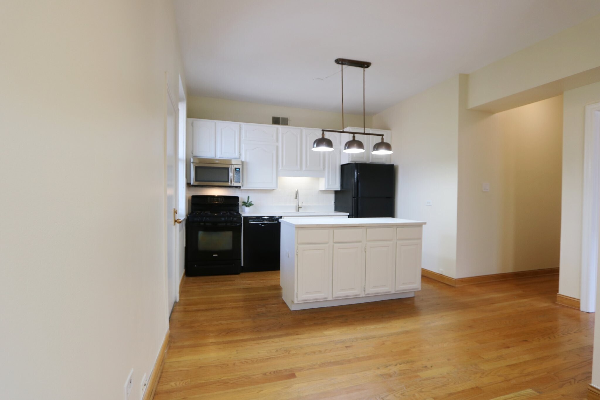 Building Photo - 918 W Buena Ave