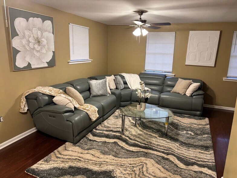 Building Photo - 5000 Cardenas Dr