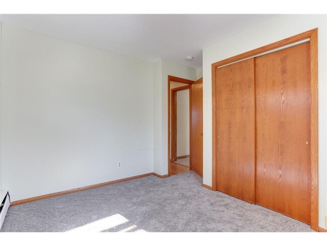 Building Photo - 2331 W Medicine Lake Dr