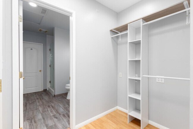 Building Photo - 4804 Iroquois Ave