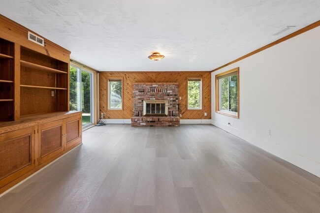 Building Photo - Beautiful 5-Bedroom close to Greenbluff. M...