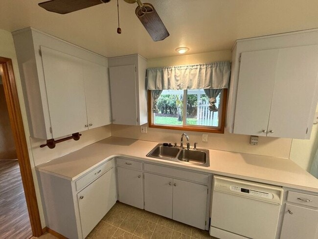 Building Photo - 1650 NW Highland Dr