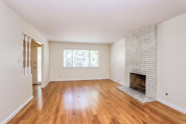 Building Photo - 264 W Oakwood Blvd