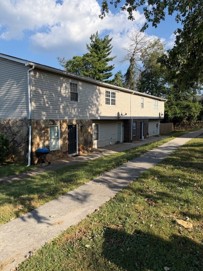 Building Photo - 9124 Cedarpark Ln NW