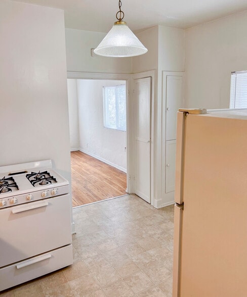 Building Photo - 350 N Orange Grove Ave