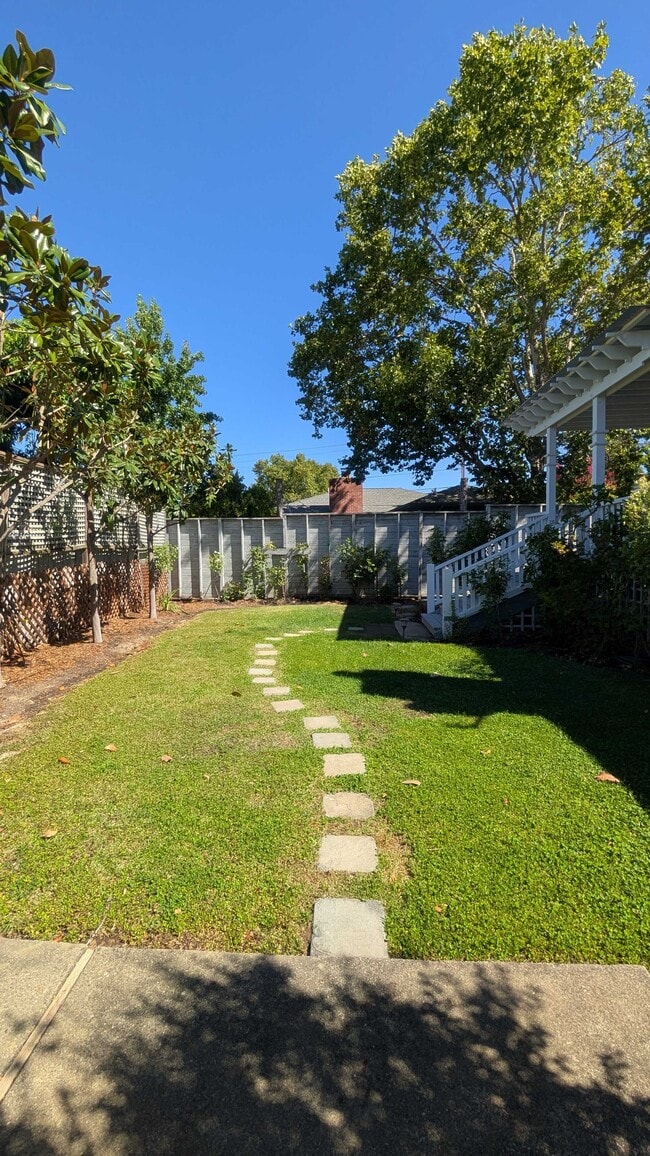 Building Photo - 829 Pordon Ln