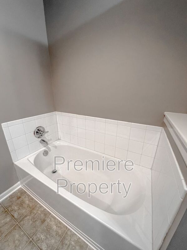 Building Photo - 264 N Hedge Ln