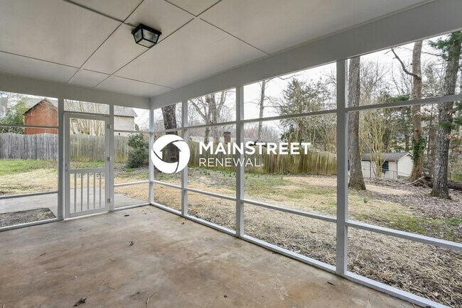 Building Photo - 4 Bedroom Pet-Friendly Home in Greensboro, NC with Main Street Renewal