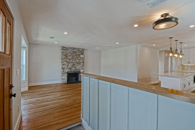 Building Photo - Completely Remodeled, Bright & Airy 3BR2BA...