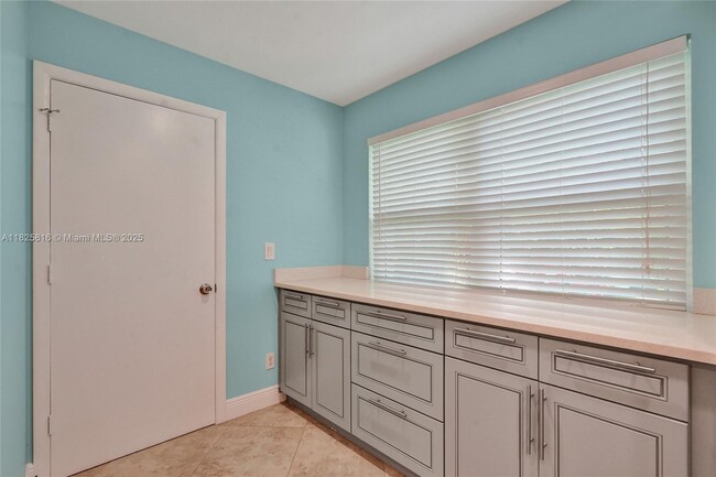 Building Photo - 8820 Woodside Ct