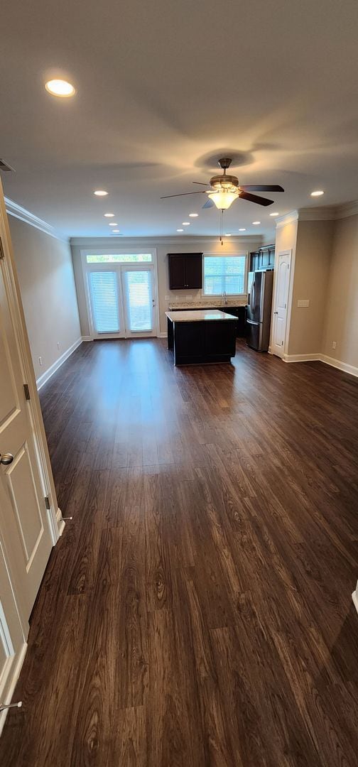 Building Photo - Townhome w/gargae convenient to shopping a...