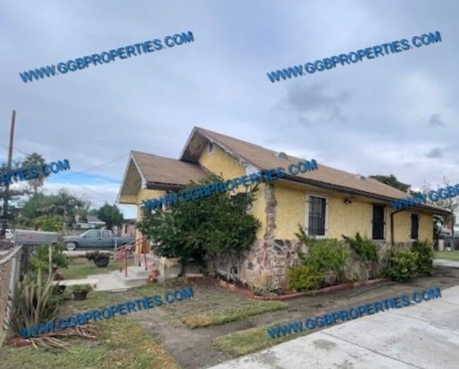 Building Photo - Rent Ready / / Charming 3 Bedoom Home with...