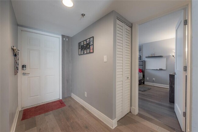 Primary Photo - 201 W Laurel St