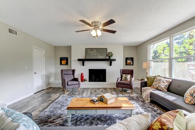Building Photo - 6530 Pine Summit Dr