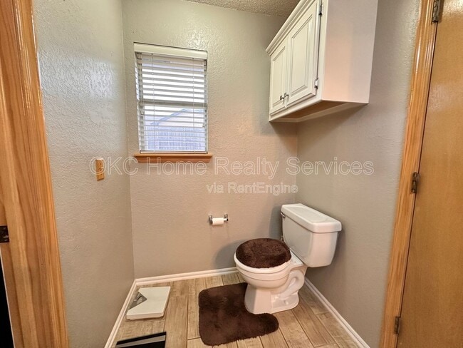 Building Photo - 17316 Valley Crst