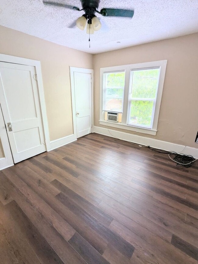 Building Photo - 635 Tanglewood St